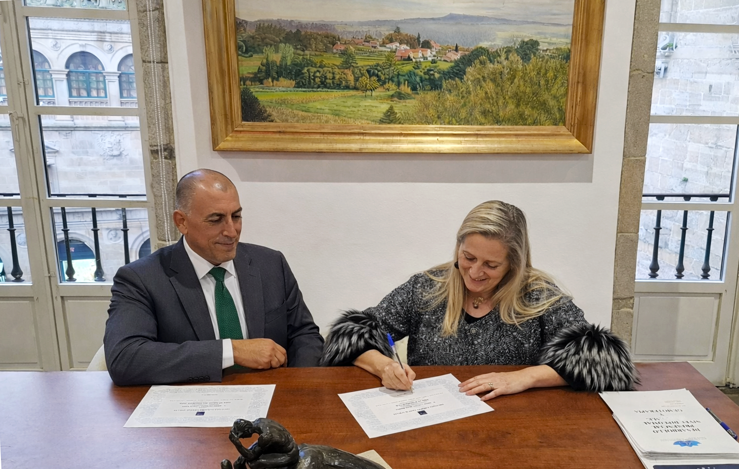 Firma de nombramiento de Ismael Arnau como Director del Departamento de Salud Multidiciplinar junto a la presidenta del Instituto Europeo Campus Stellae.